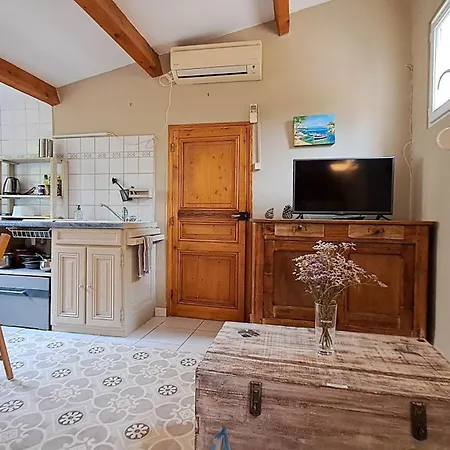Jolie Maisonnette En Bord De Avec Jardin